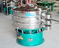 旋振篩多采用立式振動(dòng)電機(jī)作為激振來(lái)源，利用偏心塊的夾角的不同實(shí)現(xiàn)物料在篩網(wǎng)上運(yùn)動(dòng)的軌跡調(diào)整。