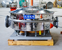 直排篩可分為單雙振動(dòng)源兩種，但其電機(jī)是懸掛在振動(dòng)篩框的外側(cè)，振動(dòng)理相對(duì)比較大。