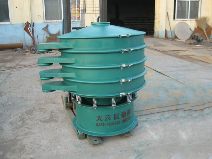 直徑1000型振動篩除了有碳鋼材質(zhì)其還有不銹鋼+碳鋼，以及全不銹鋼的選擇，用戶可根據(jù)用戶物料的性質(zhì)不同可進(jìn)行選擇。
