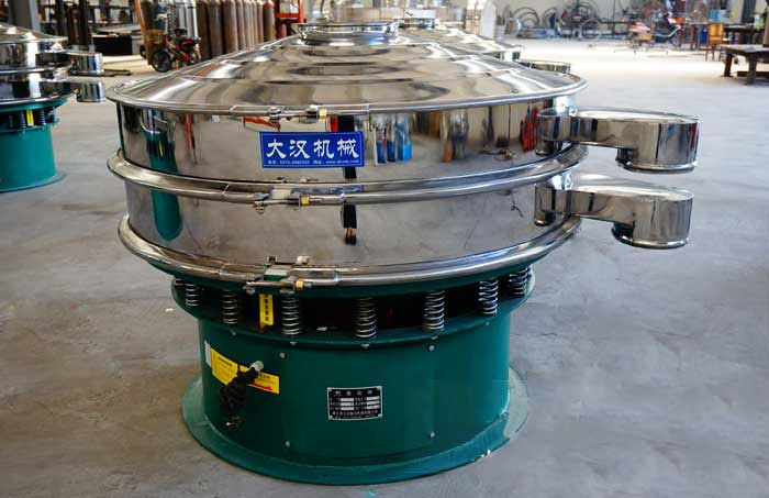 玻璃粉振動(dòng)篩比較常見的材質(zhì)為不銹鋼材質(zhì)，但其碳鋼材質(zhì)的設(shè)備相對來說其使用壽命不夠長，對于一些特殊行業(yè)的物料的篩分也比較有限，所以目前比較受歡迎的材質(zhì)為不銹鋼材質(zhì)。
