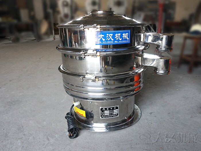 醫(yī)藥振動(dòng)篩主要采用的是304不銹鋼振動(dòng)篩，優(yōu)勢(shì)：設(shè)備干凈衛(wèi)生，不易生銹，使用壽命長(zhǎng)久，經(jīng)久耐用。